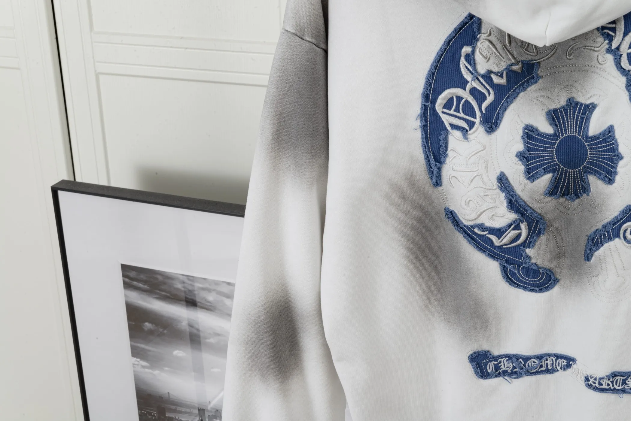 P310 CHROME HEARTS Hooded Sweatshirt - Size: XS, S, M, L - Color: Navy blue, white, black. Made of comfortable and skin-friendly fabrics, it feels unrestricted when worn. The details are finely crafted and the colors are harmonious. The back is embroidered with classic Crocodile heart elements, making it highly recognizable and trendy. Strictly controlled from material selection to production, it is a dazzling item that highlights personality and quality and interprets trendy attitude.